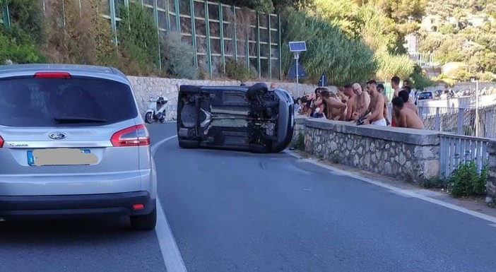 Auto si cappotta tra Finale e Varigotti nei pressi del porto: un codice giallo al Santa Corona (FOTO)