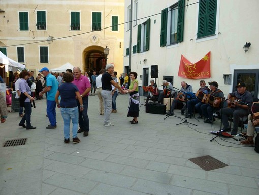 Laigueglia, 5° edizione de “Il salto dell’acciuga” a tema “non si butta via niente: non sprecare, riciclare, riusare e costruire un futuro sostenibile” Laigueglia, 5° edizione de “Il salto dell’acciuga” a tema “non si butta via niente: non sprecare, riciclare, riusare e costruire un futuro sostenibile”