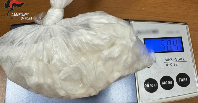 Savona, fugge dai carabinieri e si rifugia in un bar: arrestato 22enne con 50 grammi di cocaina
