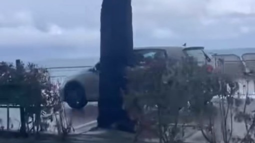 Auto sulla passeggiata a Spotorno e si scatena l'ironia del web: "Inaugurata l'Aurelia bis"