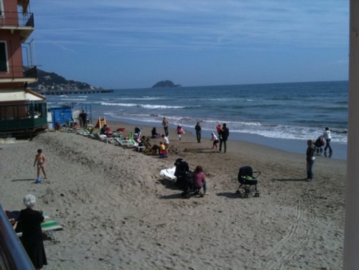 Primo Weekend primaverile: le spiagge si affollano e le code in autostrada tornano