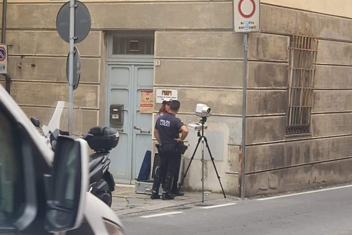 Finale, un autovelox all'incrocio "dei quattro canti". Sui social ironia e rabbia, ma era solo un test