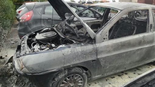 Furgone distrutto dalle fiamme ad Altare: intervento dei vigili del fuoco