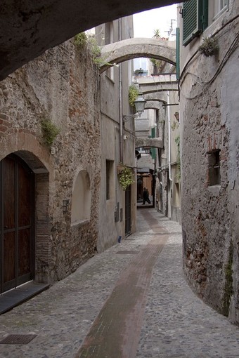 Rivitalizzare l'architettura storica di Savona con abbellimenti moderni Rivitalizzare l'architettura storica di Savona con abbellimenti moderni