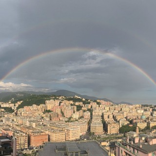 Foto di Enrico Ruggeri, arcobaleno su Genova