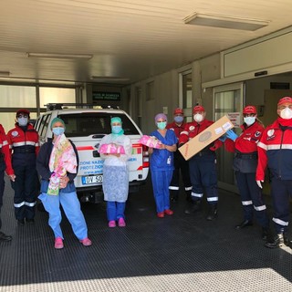 L'Associazione Nazionale Carabinieri dona le uova di Pasqua al personale del pronto soccorso di Santa Corona