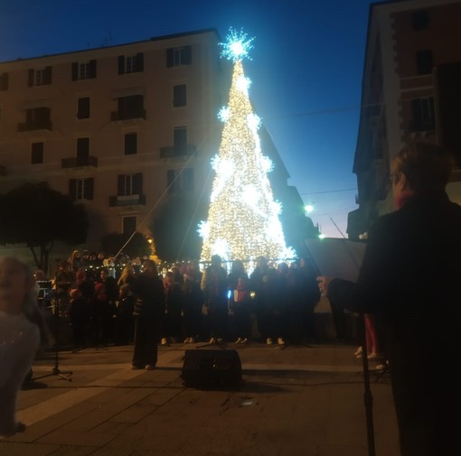 Savona, scatta l'ora X. L'albero di piazza Sisto illumina le feste di Natale Savona, scatta l'ora X. L'albero di piazza Sisto illumina le feste di Natale