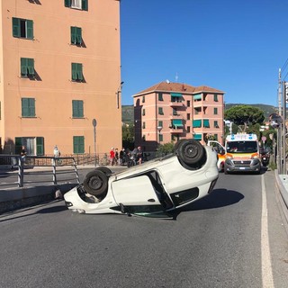 Pietra Ligure, auto ribaltata in via Borro: soccorsi mobilitati (FOTO) Pietra Ligure, auto ribaltata in via Borro: soccorsi mobilitati (FOTO)