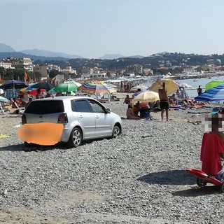 Albissola, parcheggiano l'auto in spiaggia e vanno a fare il bagno (FOTO e VIDEO)