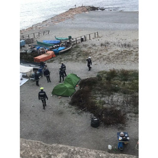 Savona, accampamenti nella spiaggia al Prolungamento, la polizia locale fa sgombrare le tende