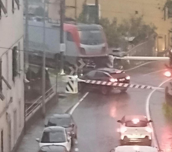 Auto bloccata al passaggio a livello in via Quiliano: scatta l’allarme a Savona