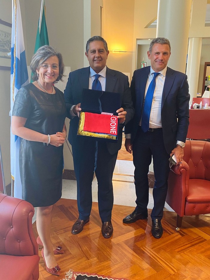 Il presidente Toti riceve l'ambasciatrice di Finlandia in Italia Il presidente Toti riceve l'ambasciatrice di Finlandia in Italia