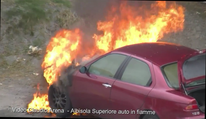 Auto in fiamme ad Albissola: sul posto i vigili del fuoco (VIDEO)