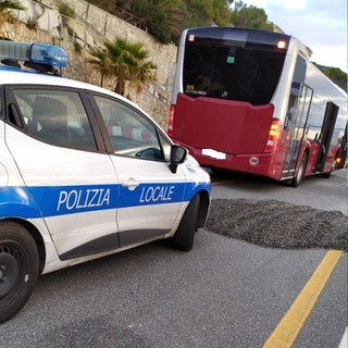 Manovra azzardata sull'Aurelia a Finale: auto supera alcuni veicoli, sale sullo spartitraffico e urta contro bus (FOTO)