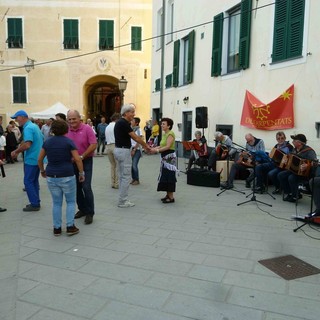 Laigueglia, 5° edizione de “Il salto dell’acciuga” a tema “non si butta via niente: non sprecare, riciclare, riusare e costruire un futuro sostenibile”