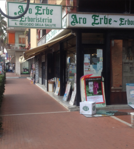 Giornata di furti tra Borghetto e Loano, svaligiata l'erboristeria "Aro Erbe" Giornata di furti tra Borghetto e Loano, svaligiata l'erboristeria "Aro Erbe"