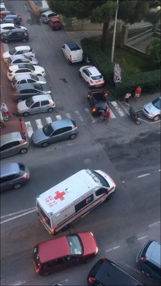 Savona, auto parcheggiata blocca ambulanza davanti all'ex clinica Riviera (VIDEO)