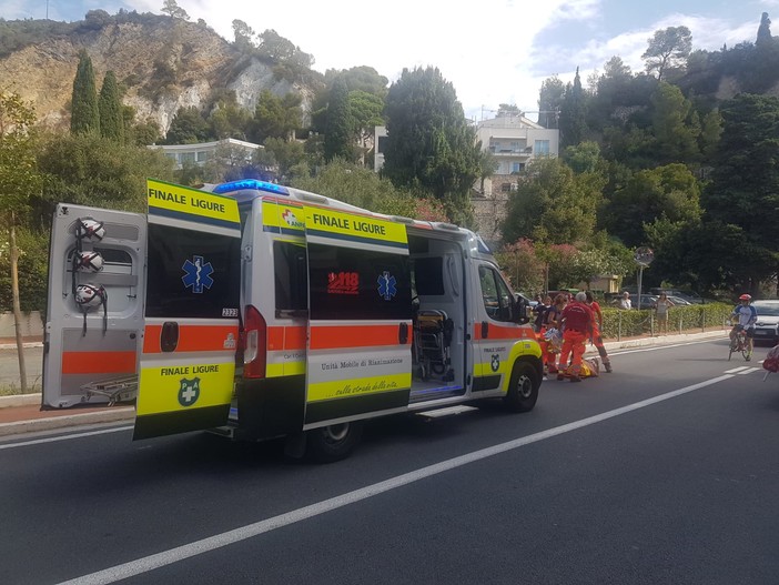 Investimento pedonale sull'Aurelia a Varigotti: pedone trasportato in codice giallo al Santa Corona