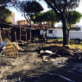 Andora, fiamme nel campeggio dell’ex centro turistico Ariston: intervento dei vigili del fuoco