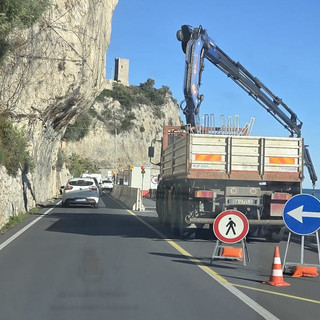 Finale, Pasqua senza cantieri sull'Aurelia: dal 2 aprile via il restringimento per la passerella del Castelletto