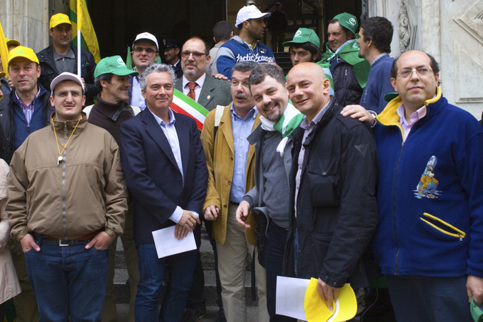Centianaia di agricoltori presidiano la prefettura di Genova