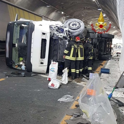 Autoarticolato perde il controllo e finisce su un fianco: incidente in A10 tra Arenzano e Varazze