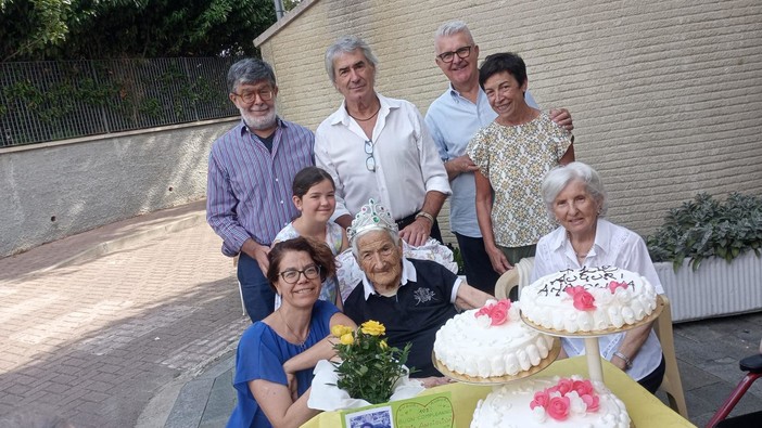 Andora: festa speciale alla Residenza Val Merula per i 102 anni di Angiolina Sappello Andora: festa speciale alla Residenza Val Merula per i 102 anni di Angiolina Sappello