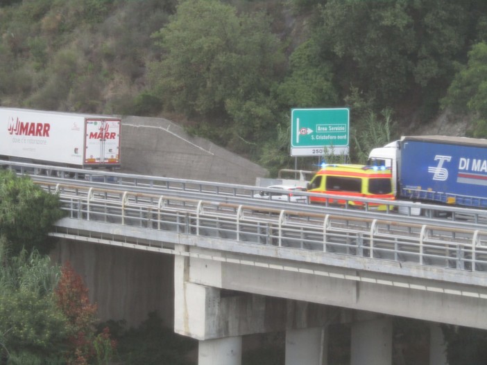 Sbanda con la moto in A6, incidente tra Altare e Savona: grave un centauro