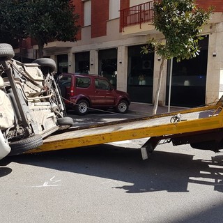 Albenga, auto cappottata tra via Venezia e via N. Sauro: sul posto la polizia stradale (FOTO e VIDEO)