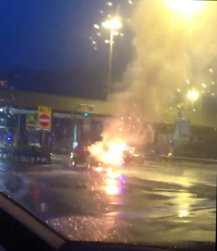 Auto a fuoco al casello di Millesimo, disagi alla circolazione (VIDEO) Auto a fuoco al casello di Millesimo, disagi alla circolazione (VIDEO)