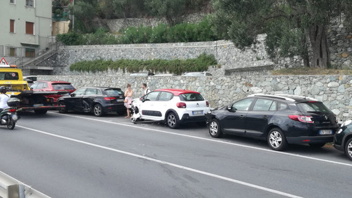 Noli, sbanda abbattendosi contro le auto in sosta e poi si schianta contro il guardrail Noli, sbanda abbattendosi contro le auto in sosta e poi si schianta contro il guardrail