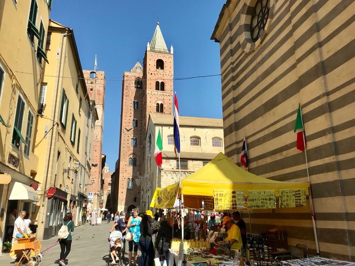 Albenga "invasa" dai turisti in occasione del ponte del 25 Aprile (FOTO)