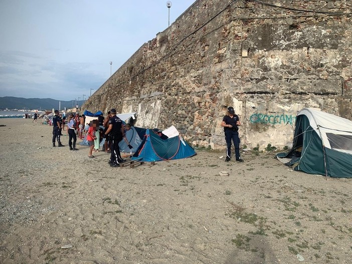 Accampamenti sulle spiagge libere, riflessioni di un lettore: "Il turismo 'popolare' sta cambiando a spron battuto. Non altrettanto le regole e le direttive degli Enti locali e Nazionali"