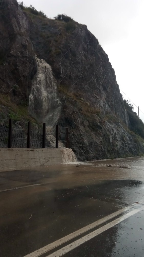 Golfo dell'Isola sotto l'acqua, allagamenti sulla provinciale: strada chiusa dall'innesto con l'Aurelia bis alla rotonda di Porto Vado Golfo dell'Isola sotto l'acqua, allagamenti sulla provinciale: strada chiusa dall'innesto con l'Aurelia bis alla rotonda di Porto Vado