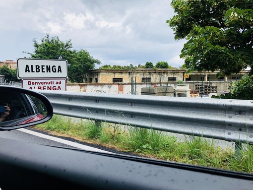 Albenga, il consigliere Ciangherotti: &quot;Amministrazione incapace pure ad installare correttamente le insegne di Albenga città del vino&quot;