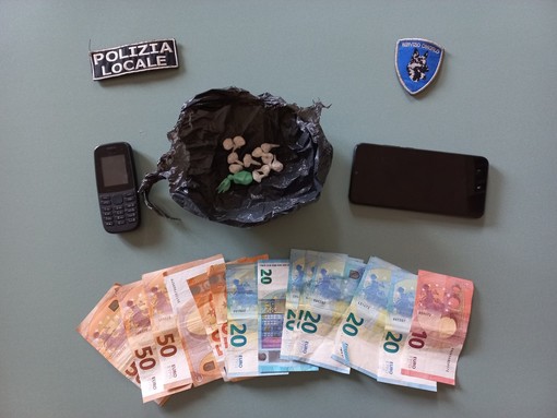 Finale, lotta allo spaccio di droga: la polizia locale arresta un 40enne di nazionalità straniera