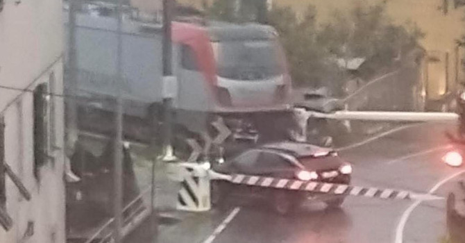 Auto bloccata al passaggio a livello in via Quiliano: scatta l’allarme a Savona