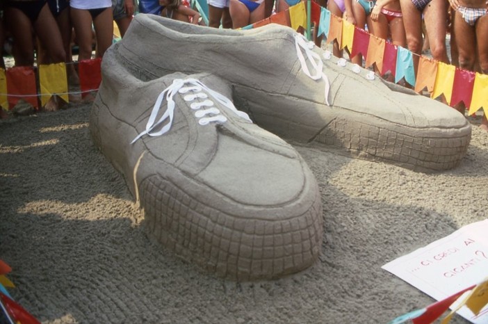 Alassio: i bagni marini festeggiano i Castelli di Sabbia Alassio: i bagni marini festeggiano i Castelli di Sabbia