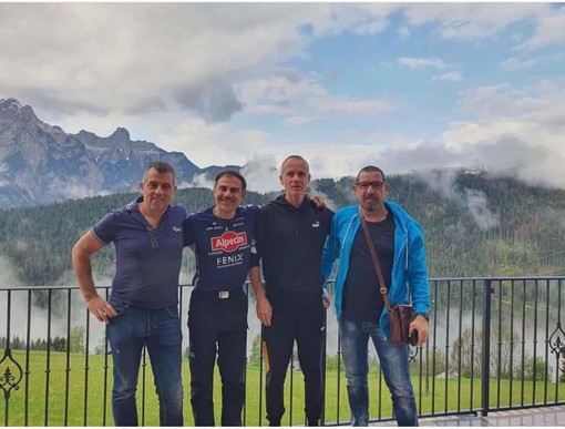 Vanno a vedere il Giro ma uno di loro ha un malore: savonese salvato dagli amici Vigili del Fuoco