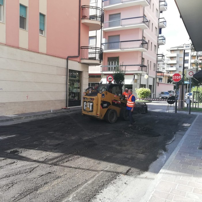 Andora, al via i lavori di asfaltatura di via XXV Aprile (FOTO)