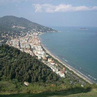 Alassio, compra piumino con logo contraffatto: 200 euro di multa per una turista milanese