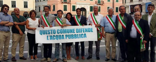 Albenga, assemblea pubblica del Comitato Acqua Bene Comune in Piazza del Popolo Albenga, assemblea pubblica del Comitato Acqua Bene Comune in Piazza del Popolo