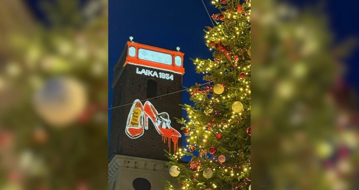 Albenga illumina il Natale, su una torre l'opera di una verità che non si può ignorare Albenga illumina il Natale, su una torre l'opera di una verità che non si può ignorare