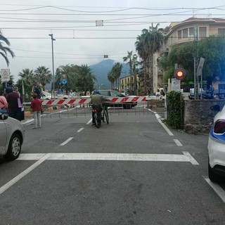 Loano, auto incastrata al passaggio a livello: disagi al traffico stradale e ferroviario Loano, auto incastrata al passaggio a livello: disagi al traffico stradale e ferroviario