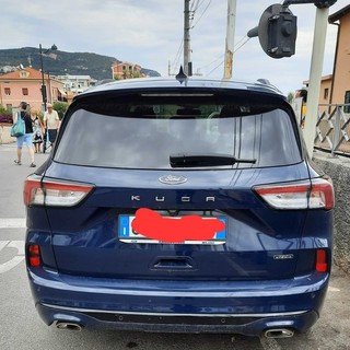 Pietra, c'è un'auto parcheggiata nel passaggio a livello: traffico ferroviario in tilt per 40'