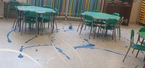 Albenga, vandali in azione nella scuola materna di via degli Orti: tempera rovesciata su pavimento e banchi Albenga, vandali in azione nella scuola materna di via degli Orti: tempera rovesciata su pavimento e banchi