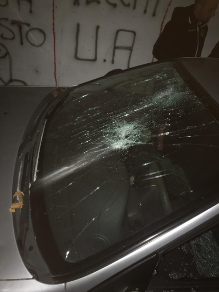 Calcio, Albenga. Brutta sorpresa per gli ingauni, auto danneggiate al "Riva" dopo la trasferta con la Rivarolese (FOTO) Calcio, Albenga. Brutta sorpresa per gli ingauni, auto danneggiate al "Riva" dopo la trasferta con la Rivarolese (FOTO)