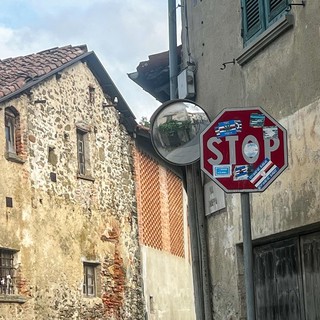 Cairo, adesivi ultras sui cartelli stradali: il Comune annuncia controlli più severi e provvedimenti