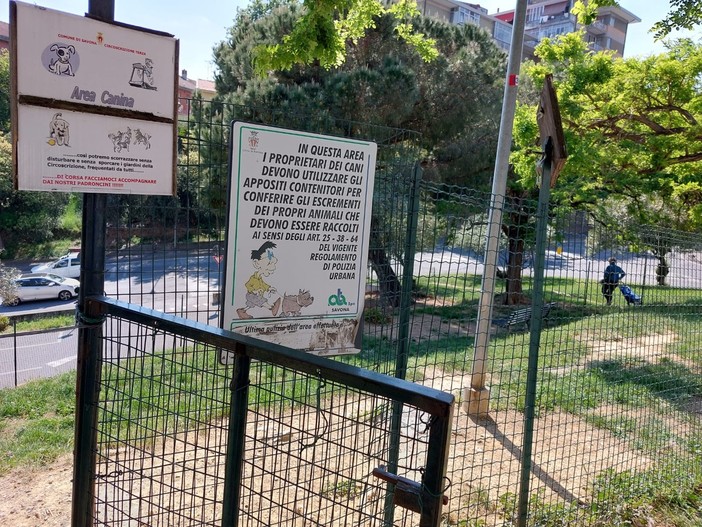 Senza bottiglietta nell'area canina, multati dalla polizia locale a Savona. Comandante Aloi: "Le regole si rispettano" Senza bottiglietta nell'area canina, multati dalla polizia locale a Savona. Comandante Aloi: "Le regole si rispettano"