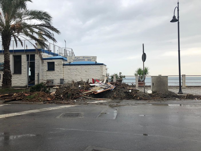 Ancora i segni della mareggiata ad Albenga. La proposta del consigliere Ciangherotti: "Un servizio di raccolta urgente delle macerie" Ancora i segni della mareggiata ad Albenga. La proposta del consigliere Ciangherotti: "Un servizio di raccolta urgente delle macerie"